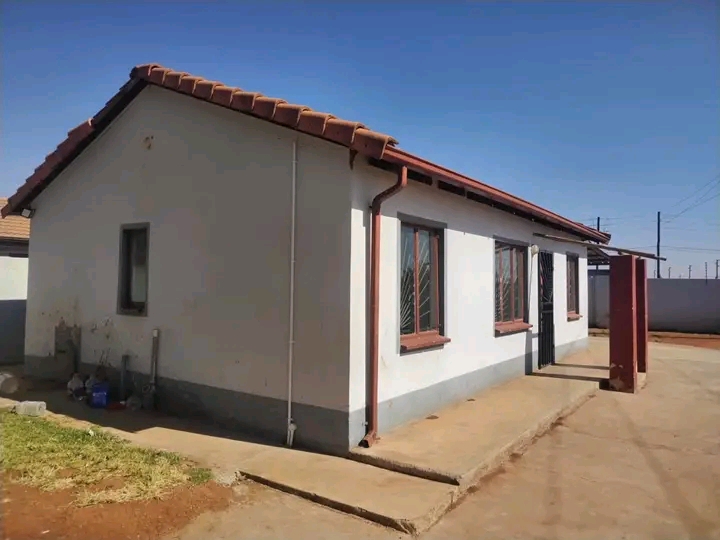3 bedroom house available for rental at ext 2  in Protea Glen
