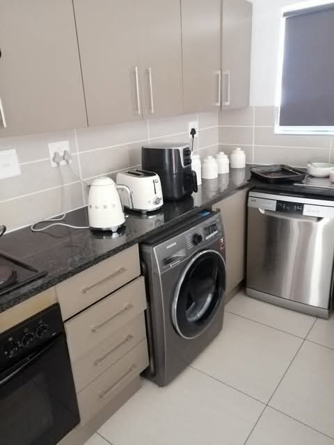 3 bedroom house with a swimming pool availabl  in Centurion