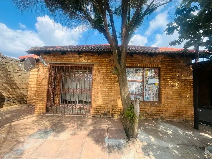 2 bedroom house/apartment is available immedi  in Mamelodi