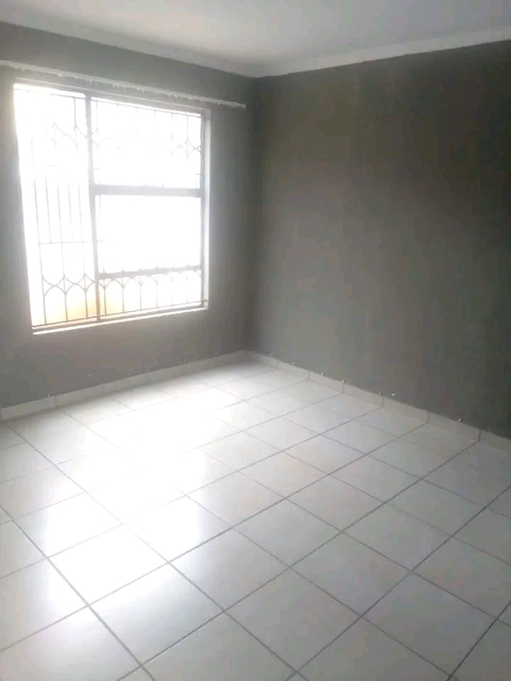 Bachelor flat available for rental in mailula  in Vosloorus