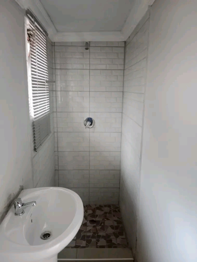 Big outside room like cottage 
available now  in Orange Grove