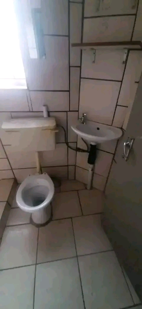2 bedroom cottage available
parking availabl  in Ebony Park