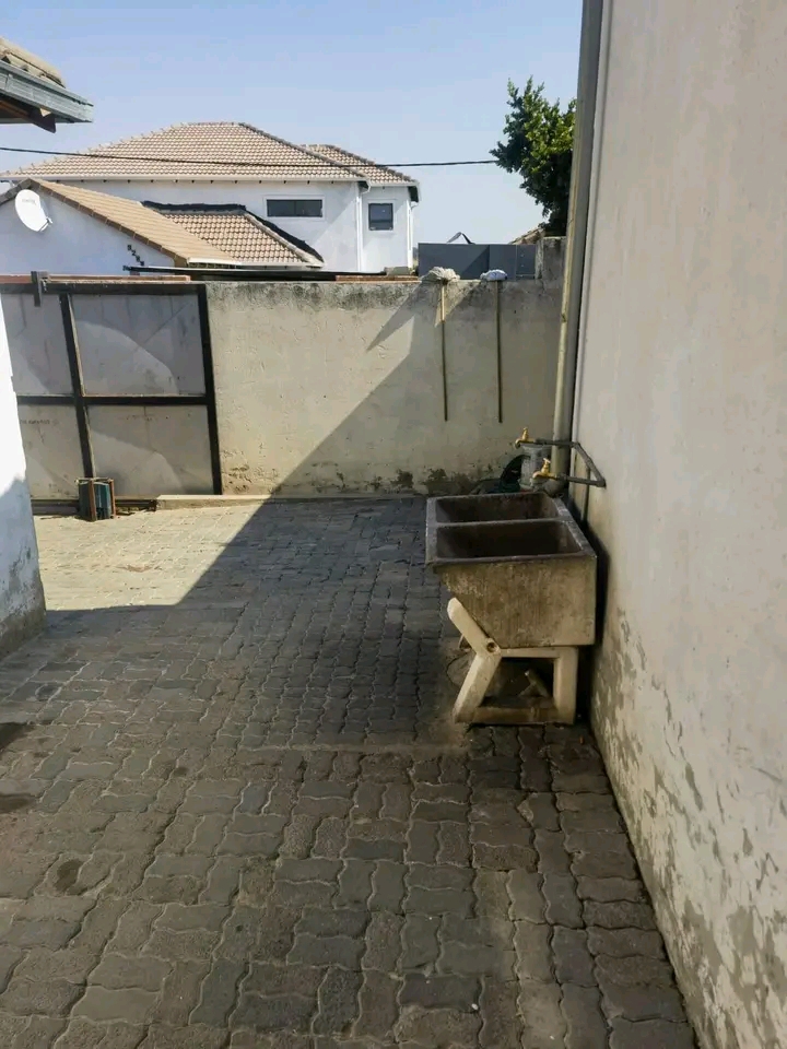 Room to rent in ext 8 for r2200, which includ  in Cosmo City