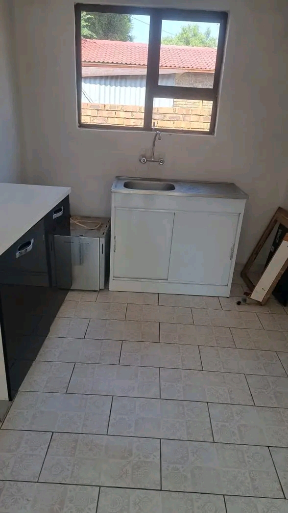 Newly built 2 bedroom cottage available immed  in Vosloorus