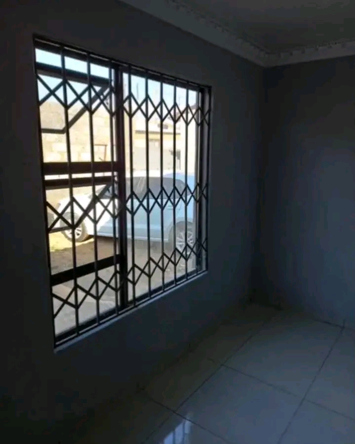 Big room with cealing and tiles available in   in Alexandra