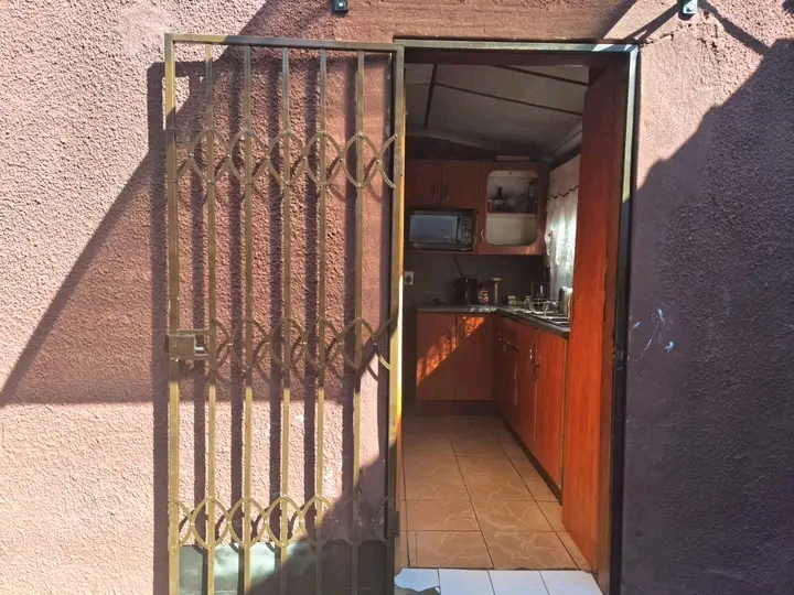 House available to rent.

area: (basothong)  in Vosloorus