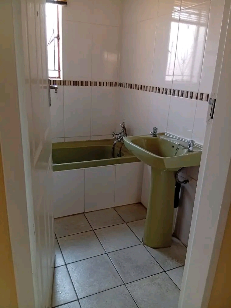 3 bedrooms house with a fitted kitchenette, f  in Tembisa