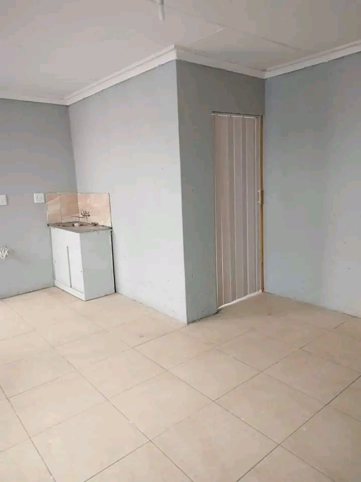 Ensuite room available for rental in ext26 fr  in Protea Glen