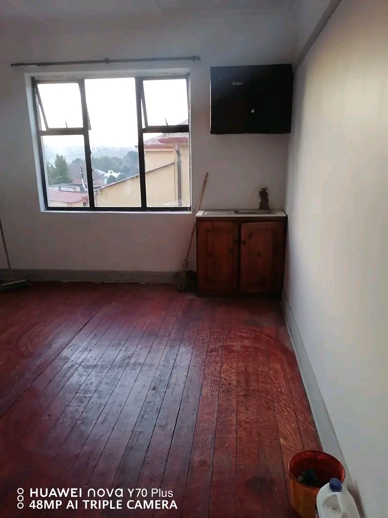 Bachelor room available in blenheim street
r  in Kensington