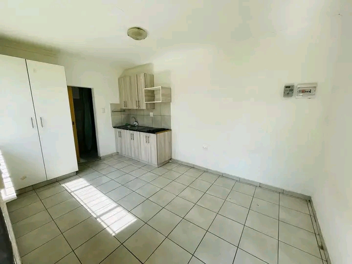 Newly renovated bachelor with open plan kitch  in Kempton Park