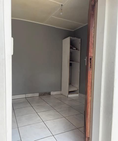 Small  outside room to rent 
117 mabel stree  in Rosettenville