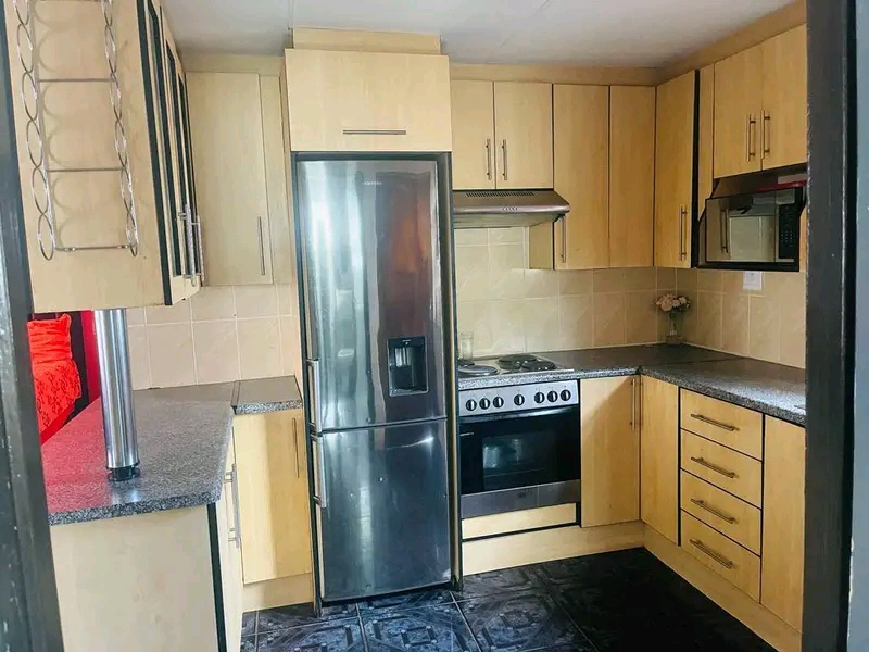 3 bed room house ext 16 r5000 pm
deposit req  in Protea Glen