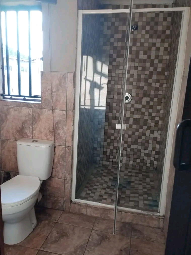 Ensuit room available for rental 
location:   in Protea Glen