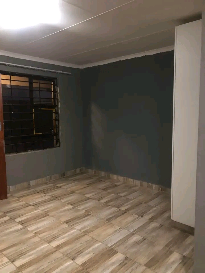 En-suite room to rent at extension 40 for r23  in Protea Glen