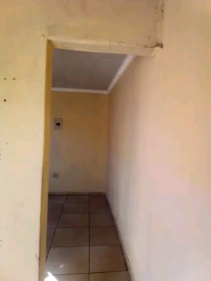 Two rooms with ajoining door to the other roo  in Vosloorus