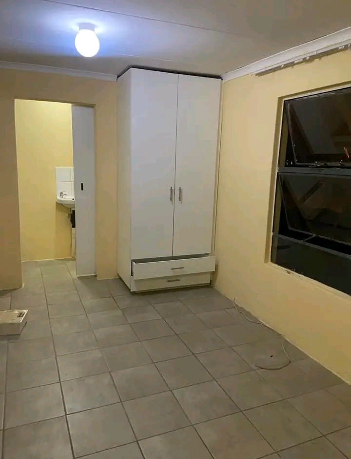 Bachelor room available immediately 
include  in Clayville