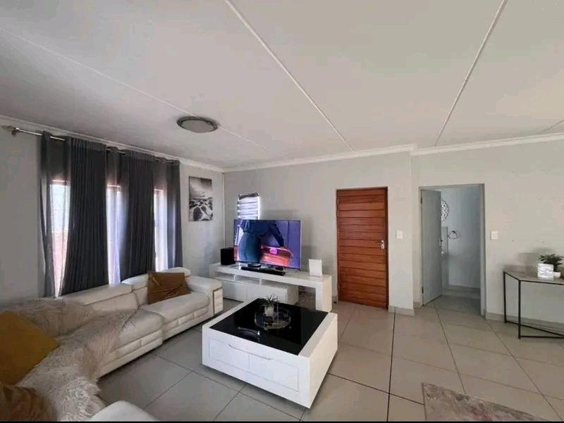 3 bedroom house with a swimming pool availabl  in Centurion