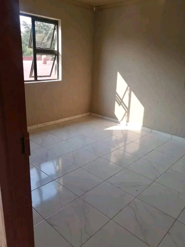 Medium sized room available with shared bathr  in White City Jabavu