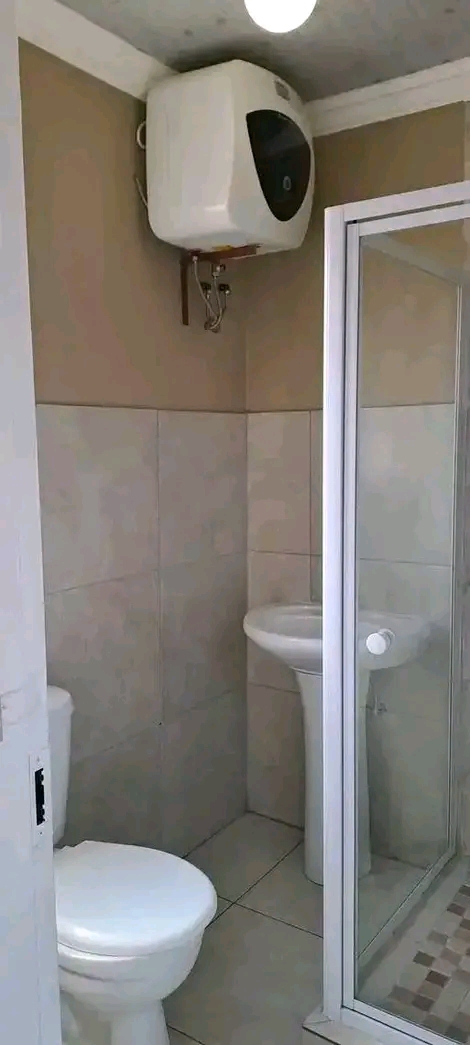 Bachelor available in ext 27
parking availab  in Clayville