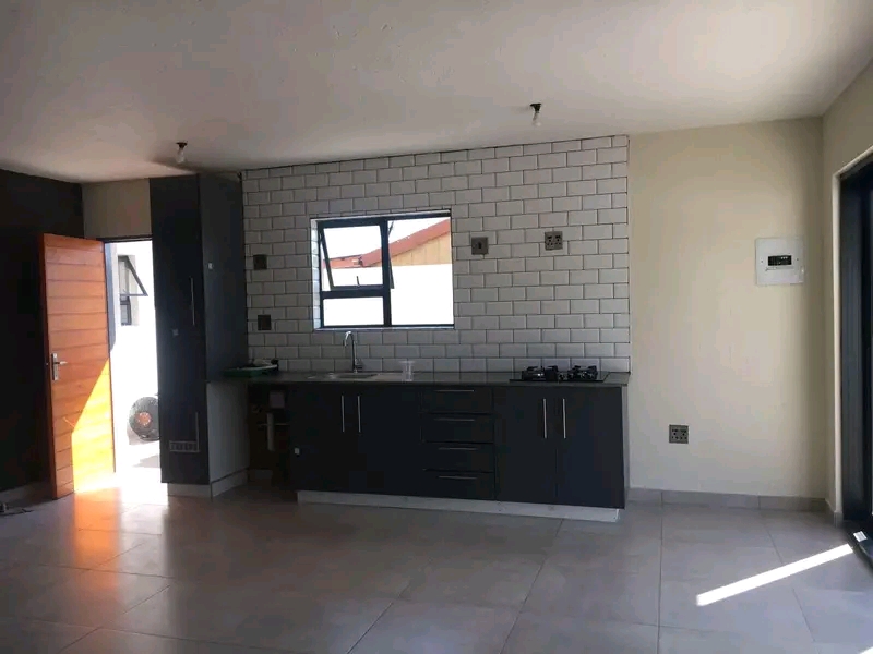 Bachelor apartment available to rent r4000pm  in Tladi
