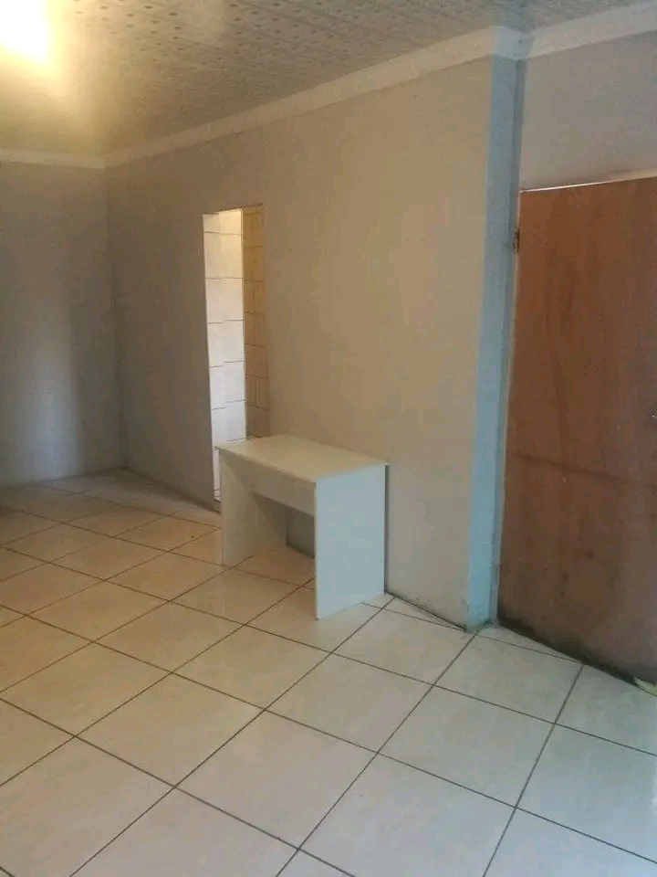 Big ensuite available immediately in zone 5 n  in Meadowlands