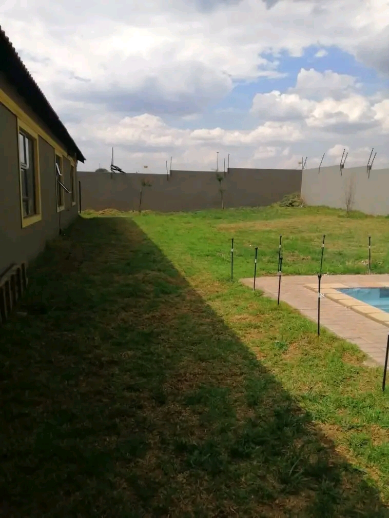 Bachelor s available for rental
are: ext 2
  in Vosloorus