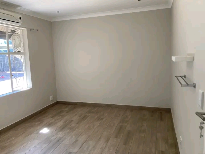 Room to rent in house-share, r4,350.00, for a  in Ferndale