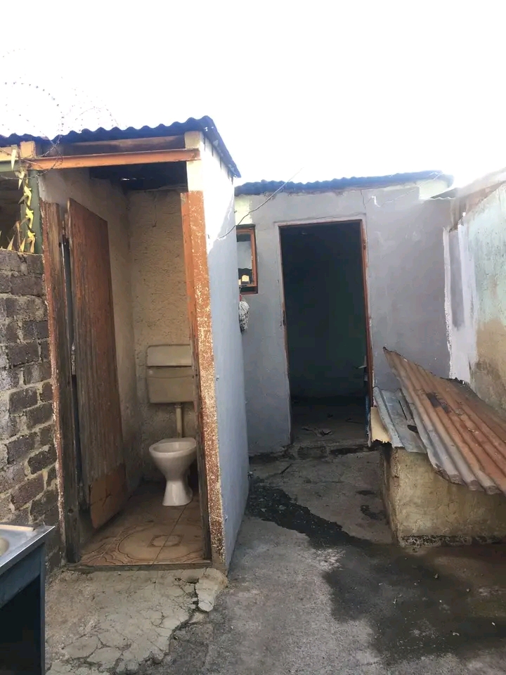 Rent r2500
deposit r2500
1 bedroom 
lounge  in White City Jabavu