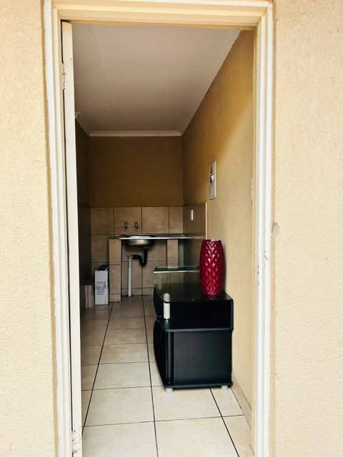 Available bachelor near south gate mall
r300  in Johannesburg