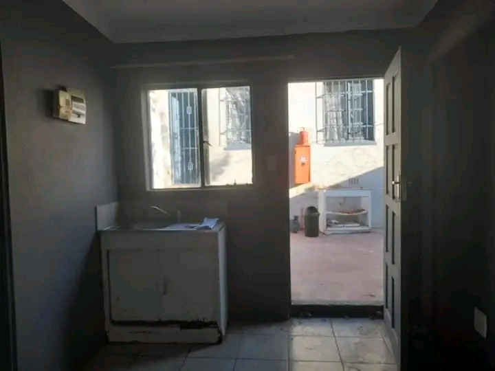Bachelor unit to let in 7th avenue jhb r2200   in Bezuidenhout Valley