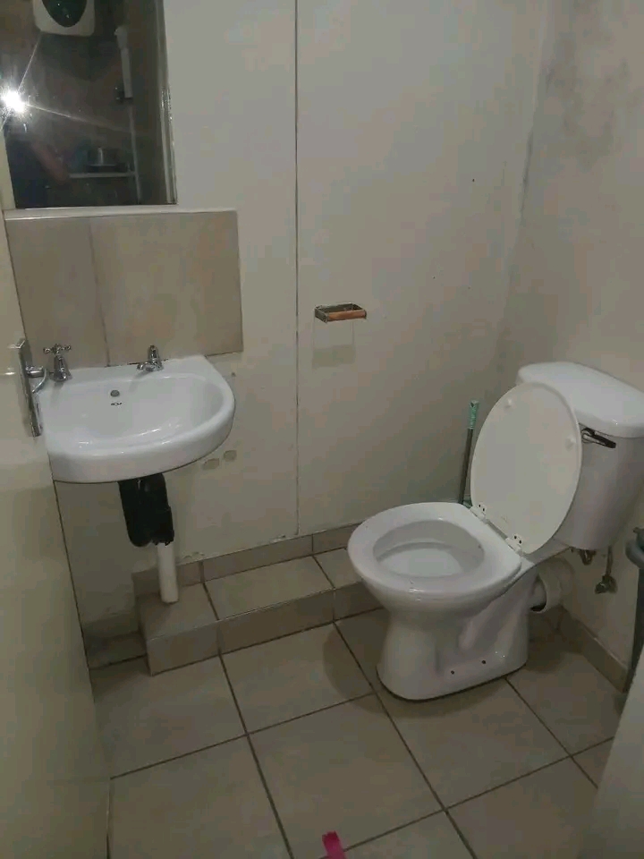 I bed flat available right now with fitted ki  in Hillbrow