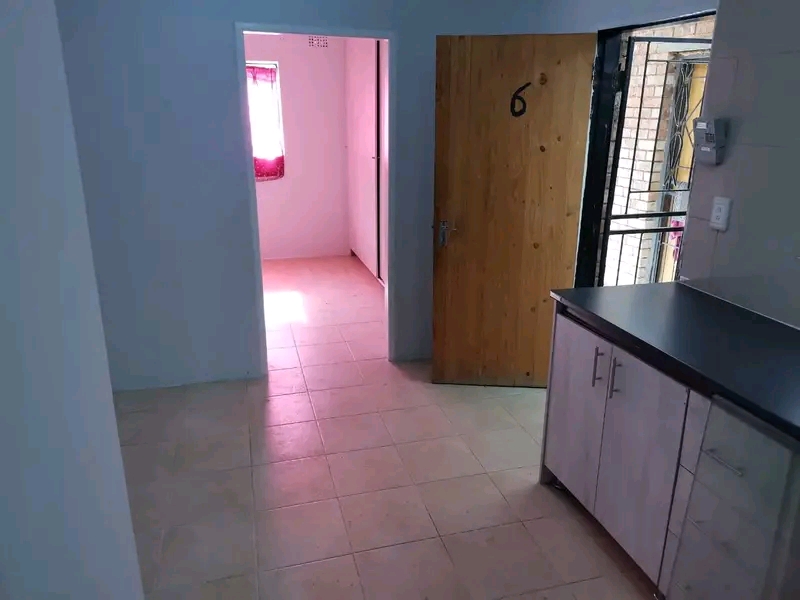 1 bedroom apartment.  r3800 rent.  r1500 depo  in Ebony Park