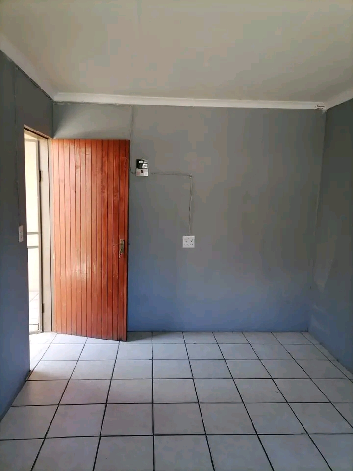 A room for r1600, deposit r500. electricity p  in Allandale