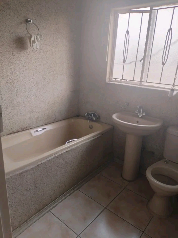 3 bedroom house  with the fitted kitchenette,  in Kempton Park