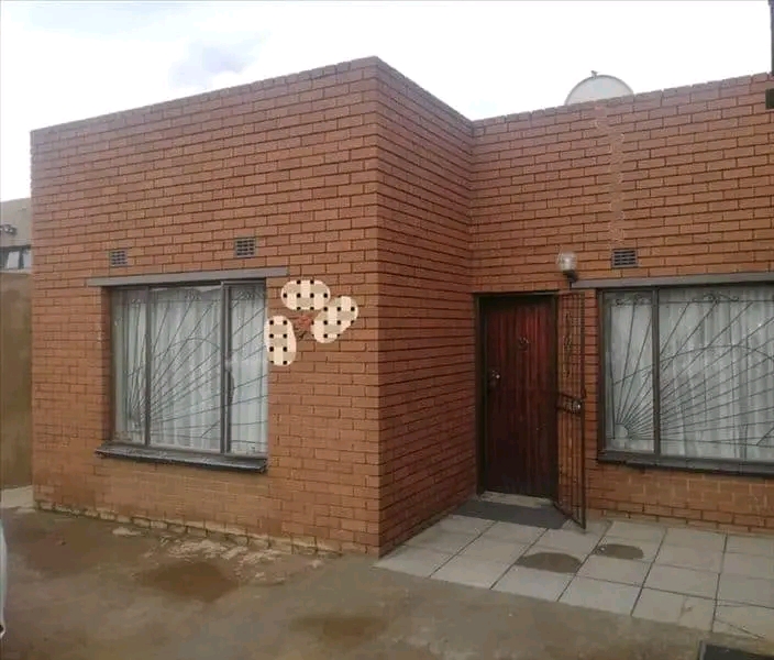 3 bedroom house to rent with kitchen and dini  in Tembisa