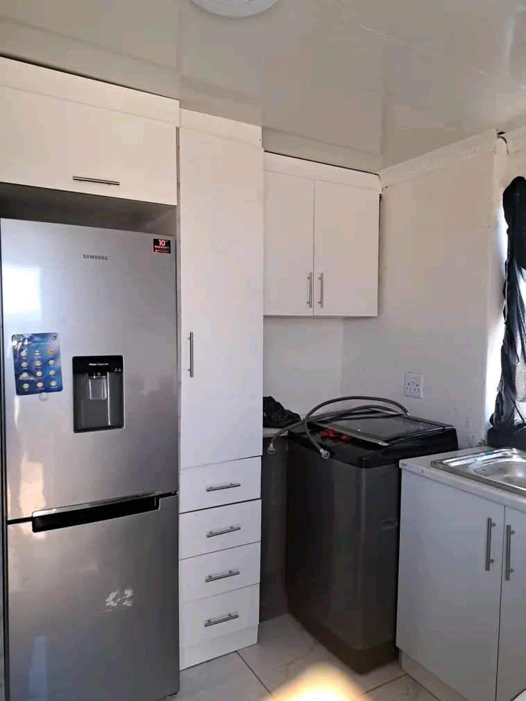 2 beds
main bed has built-ins and ensuite (s  in Zola