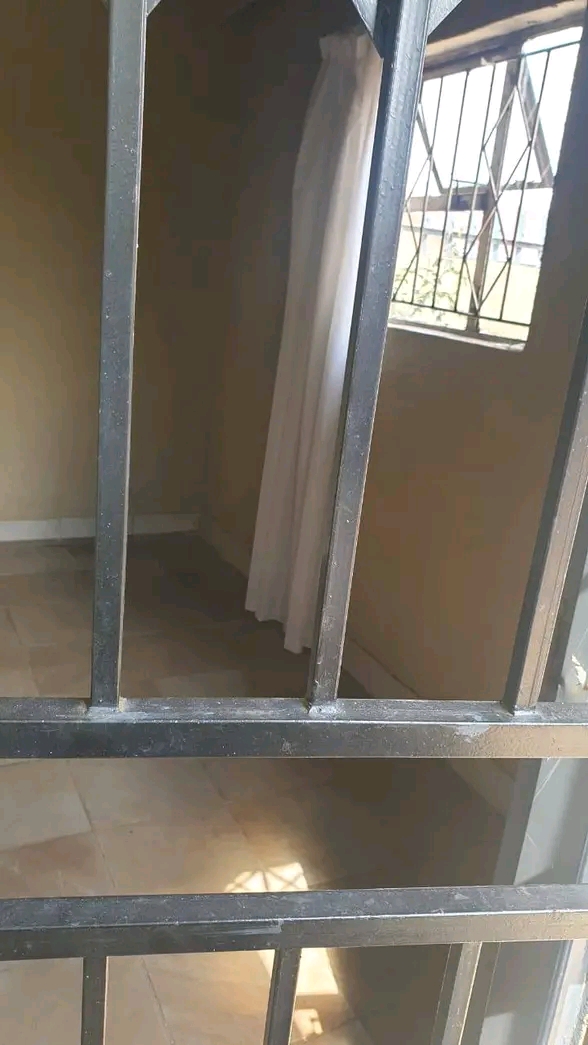 The are 2 single rooms available in mailula e  in Vosloorus