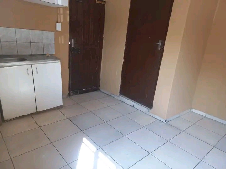 Neat and spacious one bedroom cottage availab  in The Hill