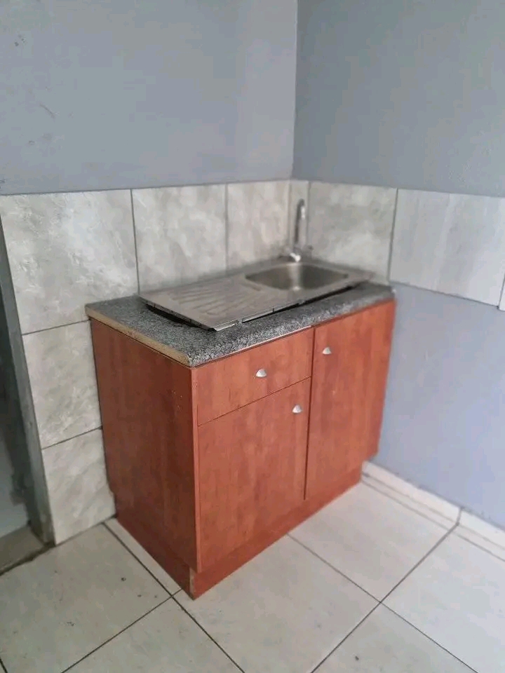 Bachelor available at ext 2 ematsheni.

✅  in Ivory Park