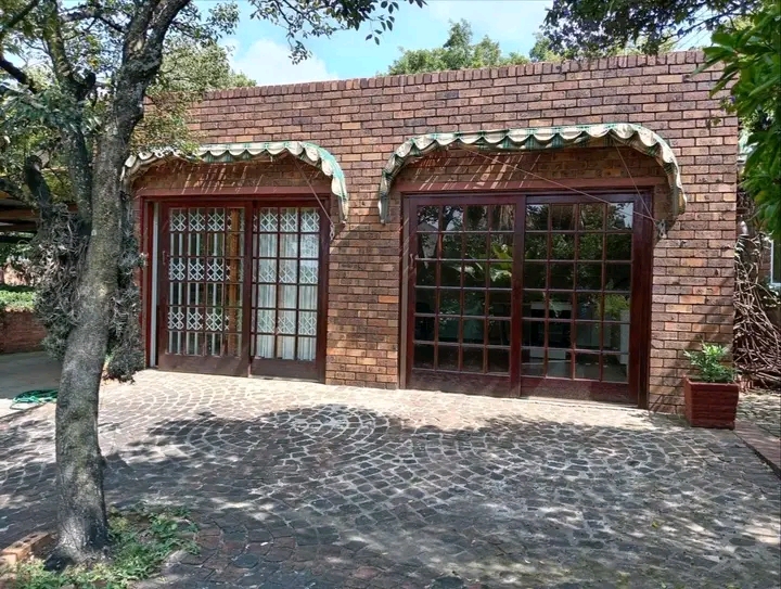 2 bedroom cottage to let 
r5000p/m 
occupat  in Mulbarton