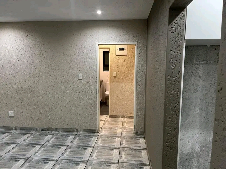 2 bedroom house to rent close to koma road 
  in Senaoane