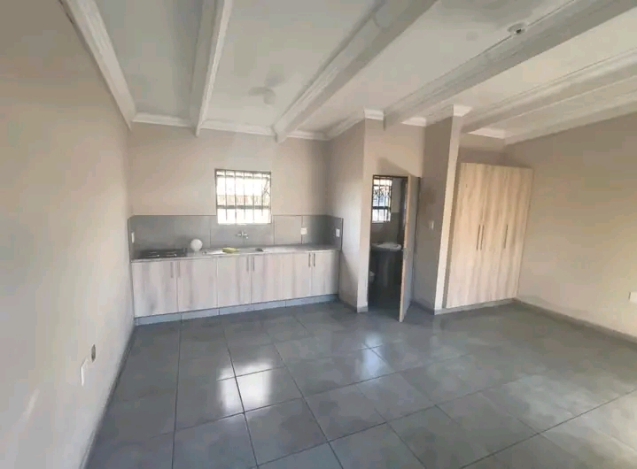 Bachelor units to rent 
 fitted as standard:  in Dawn Park