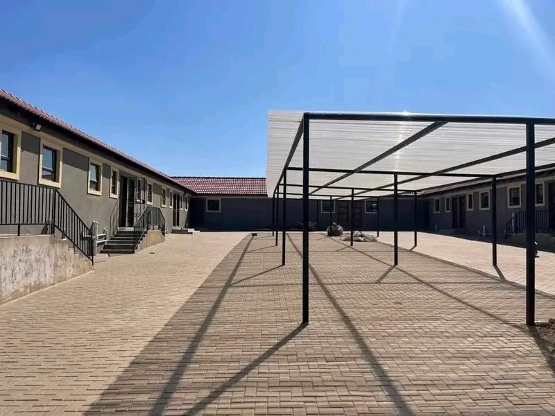Bachelor s available for rental
are: ext 2
  in Vosloorus