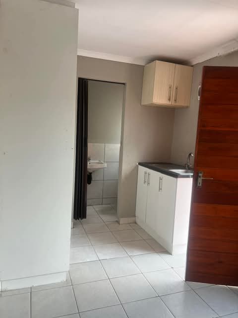 Bachelor room to let for r2600 per month excl  in Olievenhoutbosch
