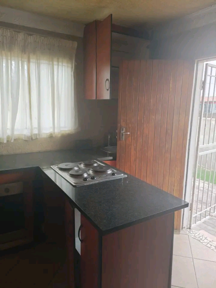 3 bedroom house  with the fitted kitchenette,  in Kempton Park