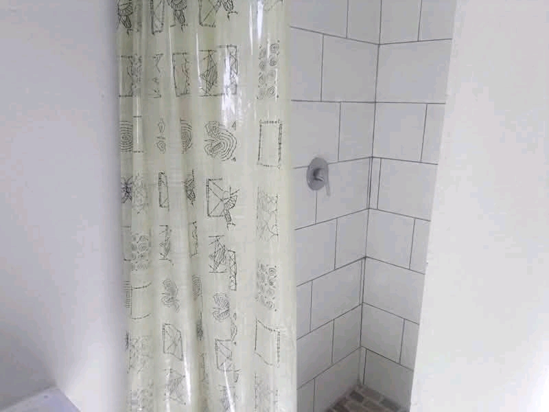 Available bachelor unit at ext 31 near chris   in Vosloorus