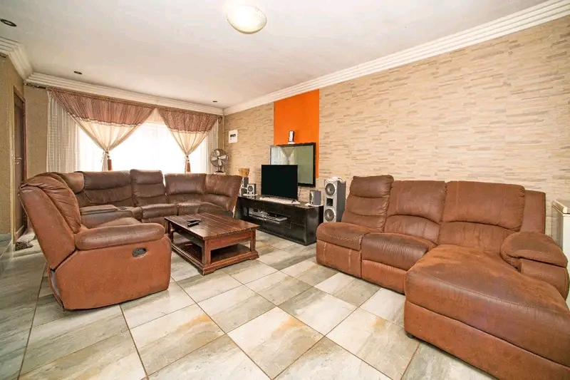 3 bedroom house available for rent in pomona.  in Kempton Park
