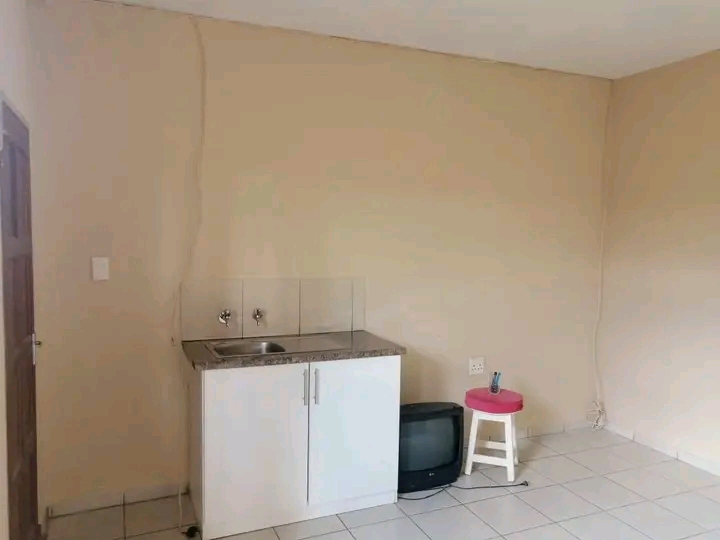 Room to rent, 4146 liberia street  (9 guatame  in Cosmo City