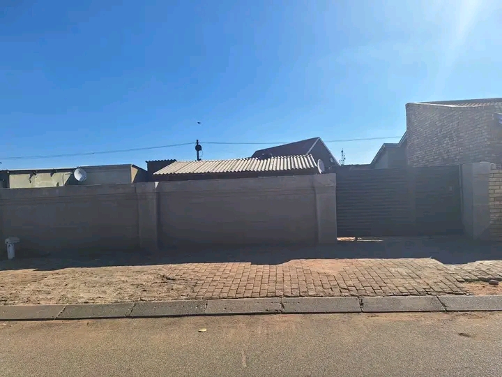 House available to rent.

area: (basothong)  in Vosloorus