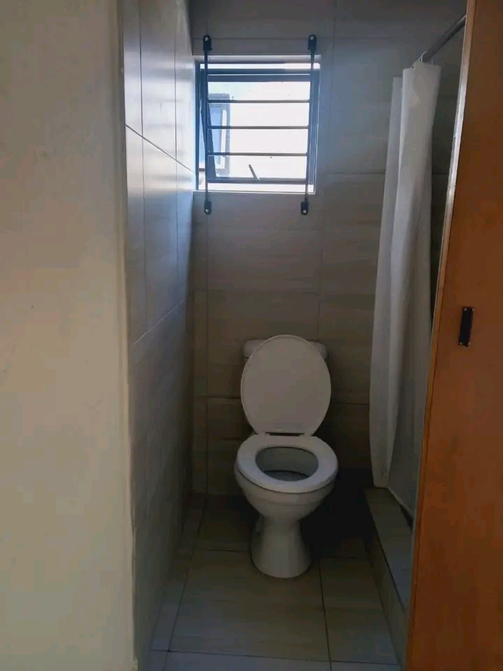 Hello everyone i have a room available to ren  in Alexandra